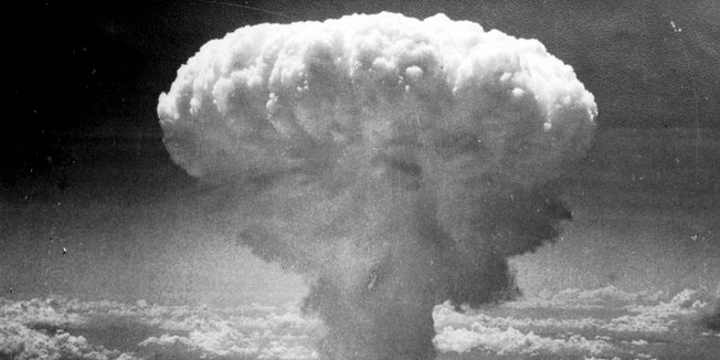 Schwarz-Weiß-Bild eines "Atompilzes" nach einem Atombombenabwurf