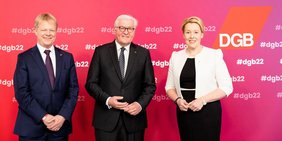 DGB-Vorsitzender Reiner Hoffmann, Bundespräsident Frank-Walter Steinmeier und die Regierende Bürgermeisterin von Berlin Franziska Giffey