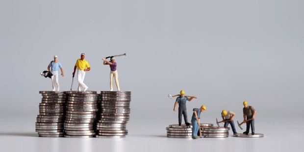 Zwei Münzstapel mit Miniaturfiguren: Auf einem hohen Stapel spielen Menschen Golf, auf einem kleinen Stapel arbeiten Menschen in gebückter Haltung auf dem Bau