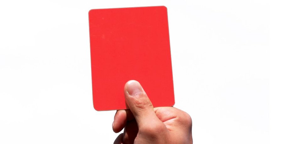 Hand zeigt rote Karte
