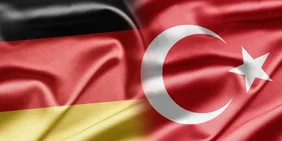 Flagge von Deutschland und der Türkei, die ineinander verlaufen