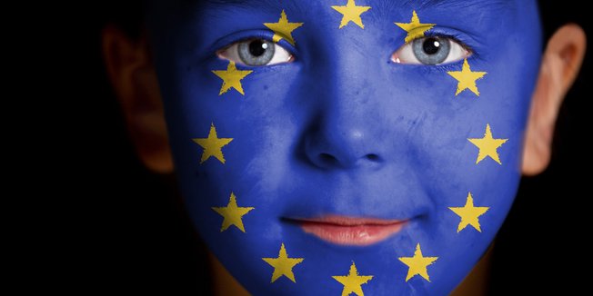 Kind mit in EU-Farben bemaltem Gesicht