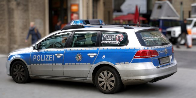 Deutsches Polizeiauto in einer Innenstadt