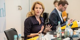 Staatssekretärin Heike Raab bringt die Sicht der Politik und des Gesetzgebers ein 3. Runder Tisch zu Freigaben öffentlich-rechtlicher Rundfunkinhalte in der Landesvertretung Rheinland-Pfalz