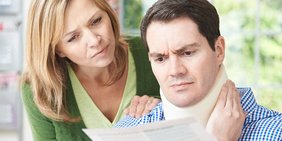 Frau und Mann mit Halskrause schauen bedrückt auf einen Brief