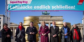 DGB-Aktion vor dem Brandenburger Tor in Berlin (v.l.n.r.): Anja Piel, Anne Spiegel, Hubertus Heil, Franziska Giffey, Reiner Hoffmann, Elke Hannack