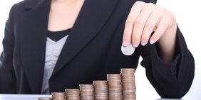 Teaser Lohn Gehalt Geld Münzen Frauen Equal Pay Gender Pay Gap Entgeltgelichheit Lohngerechtigkeit