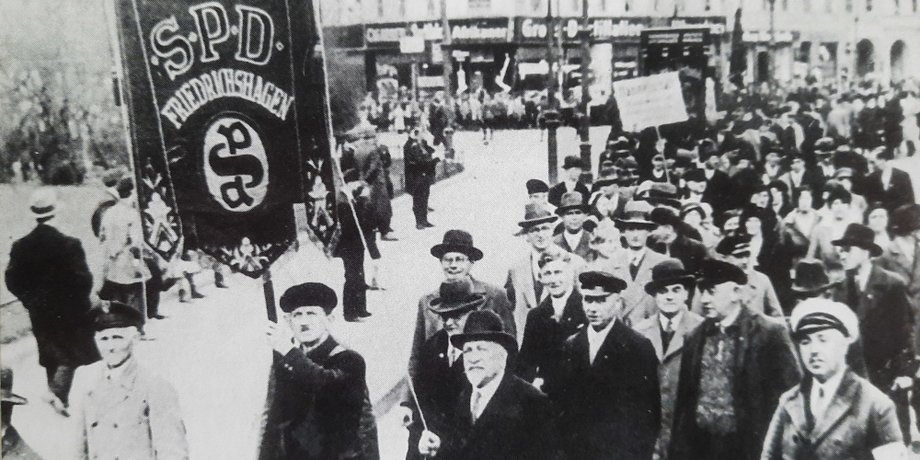 SPD bei einer Demonstration in Friedrichshagen, Bannerträger ist der im Juni 1933 ermordete Paul von Essen.