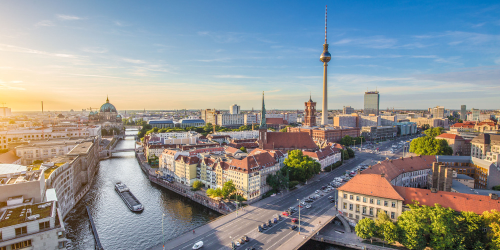 Skyline Berlin mit Spree und Fernsehturm