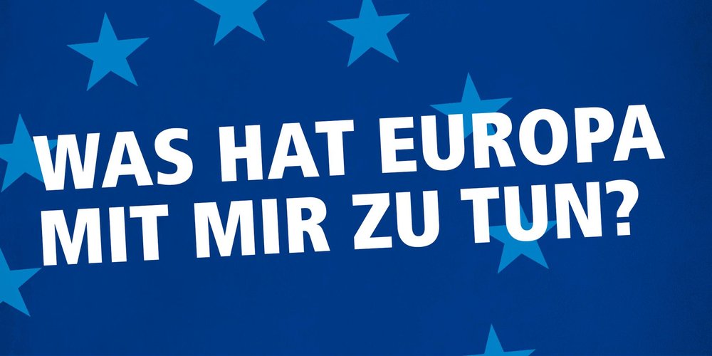 Europawahlkampagne 2019. Schriftzug weiß auf blau "Was hat Europa mit mir zu tun?"