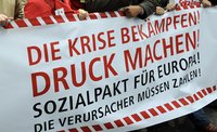 Transparent. Text: Die Krise bekämpfen! Druck machen! Sozialpakt für Europa! Die Verursacher müssen zahlen!