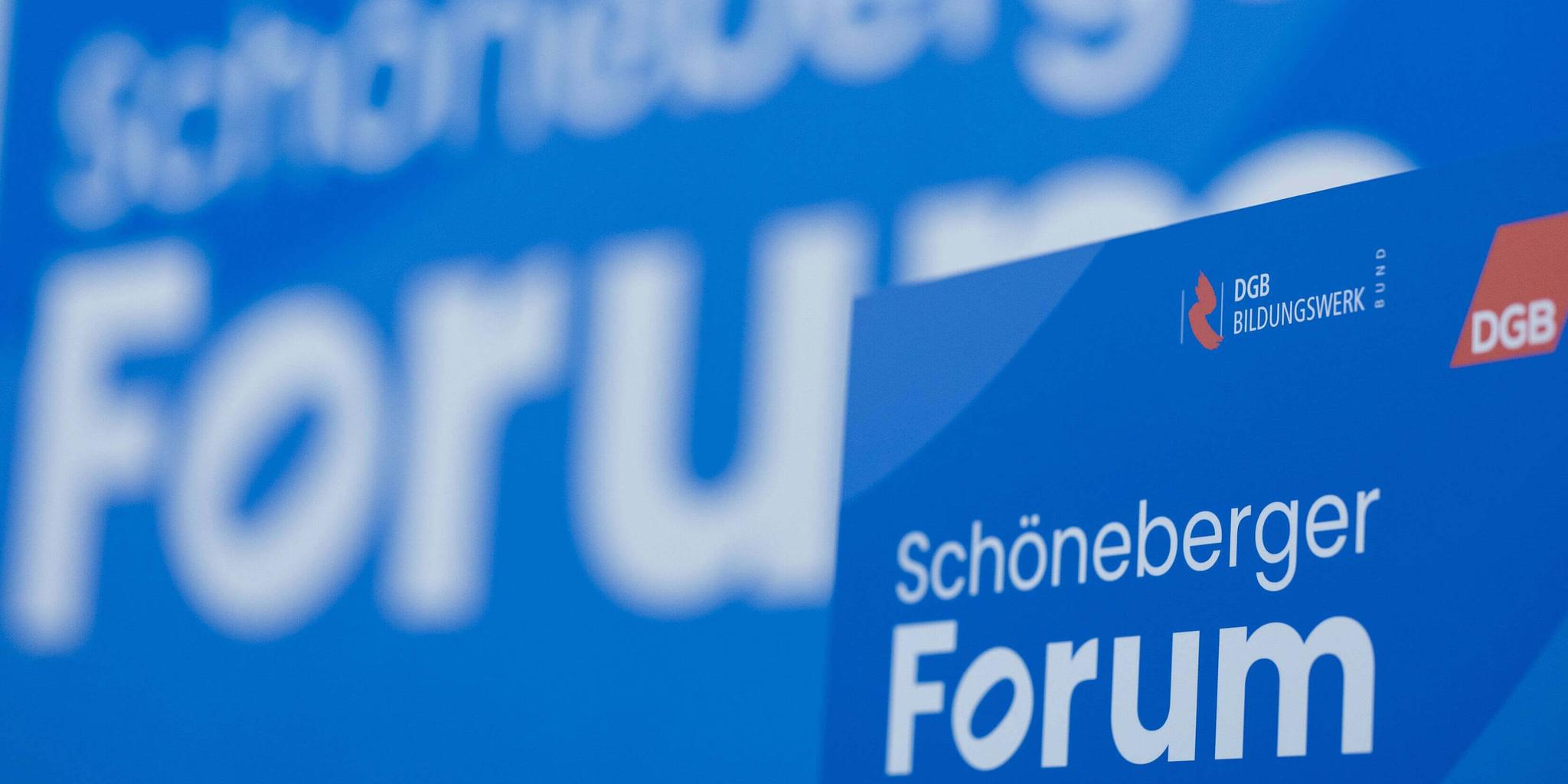 In weißer Schrift "Schöneberger Forum" auf blauen Hintergrund