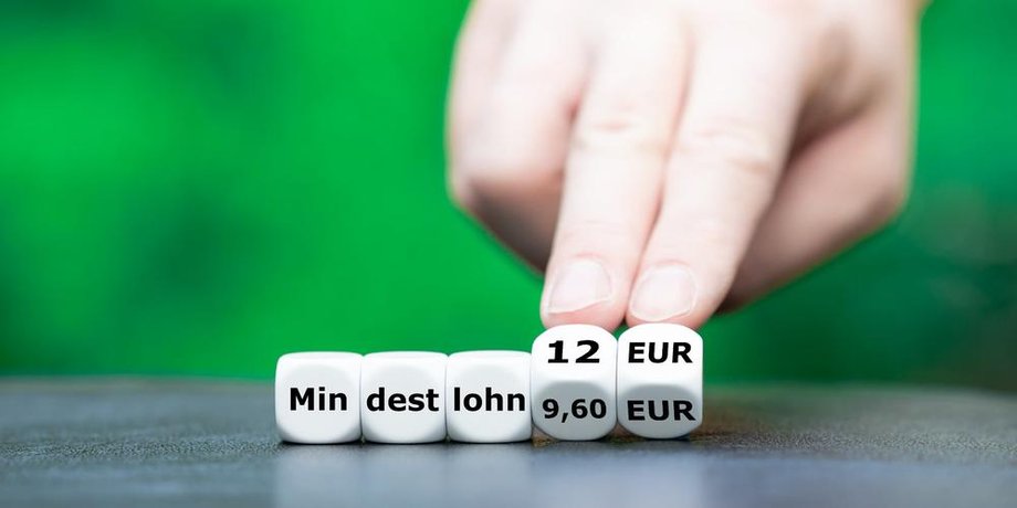 Symbolbild mit Würfeln für die anhebung des mindestlohns in deutschland von 9,60 Euro auf 12 Euro