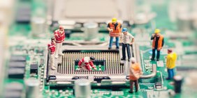 Arbeitnehmer Arbeiter auf einer Platine CPU Chip Computer Digitalisierung Informationstechnologie