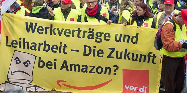 ver.di Plakat Banner "Werkverträge und Leiharbeit - Die Zukunft bei Amazon?"