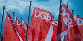 Fahnen des Deutschen Gewerkschaftsbundes DGB an Fahnenmasten