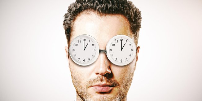 Mann mit zwei Uhren vor den Augen
