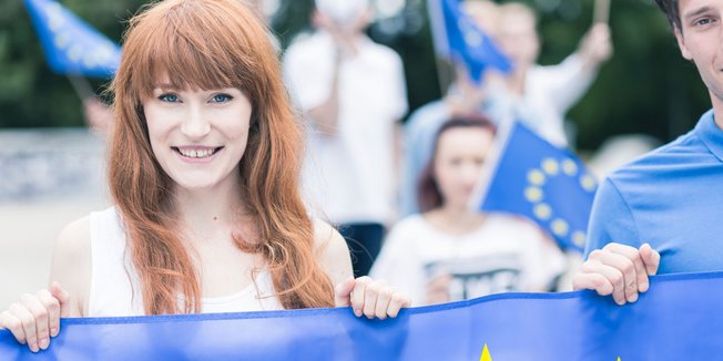 Junge Menschen auf Demo mit EU-Fahnen