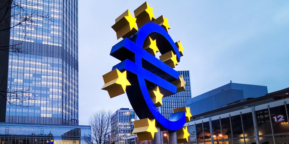 Euro Zeichen Statue vor der Zentrale der Europäischen Zentralbank in Frankfurt am Main