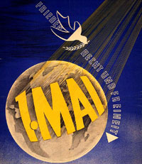 1. Mai-Plakat: Frieden, Recht und Freiheit. Motiv: Eine Friedenstaube fliegt über einen Globus von Nord nach Süd.