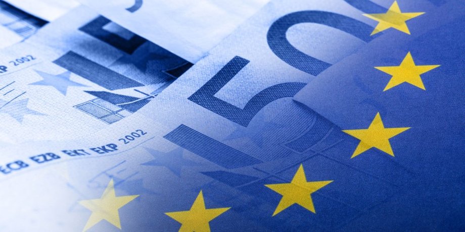 Europaflagge mit Geldscheinen im Hintergrund