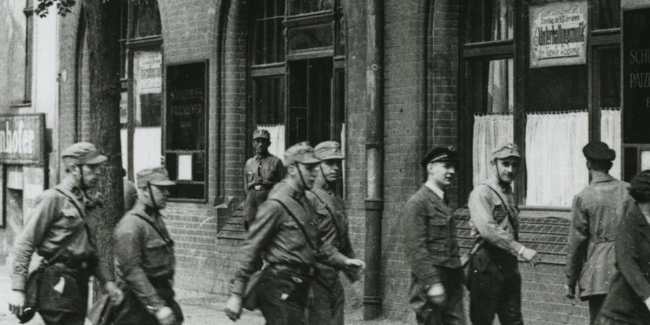 SA-Männer stürmen und besetzen am 2. Mai 1933 in ganz Deutschland die Gewerkschaftshäuser - hier das Berliner Gewerkschaftshaus am Engelufer (schwarz-weiß Foto)