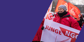 Demonstration: eine Gewerkschafterin hält das Logo der NGG in der Hand, in der Hintergrund rote IG-Metall-Fahnen