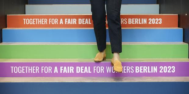 Treppenstufen mit dem Kongress-Motto "Together for a fair deal for workers"