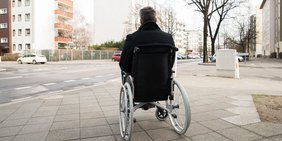 Mann im Rollstuhl auf der Straße