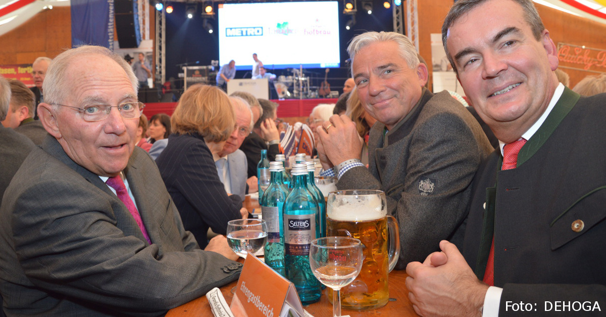 Von links nach rechts: Der damalige Bundesfinanzminister Wolfgang Schäuble (CDU), Baden-Württembergs Innenminister und stellvertretender Ministerpräsident Thomas Strobl (CDU) und der baden-württembergische DEHOGA-Landesvorsitzende Fritz Engelhardt auf dem "Frühlingsfest" des DEHOGA Baden-Württemberg im April 2017