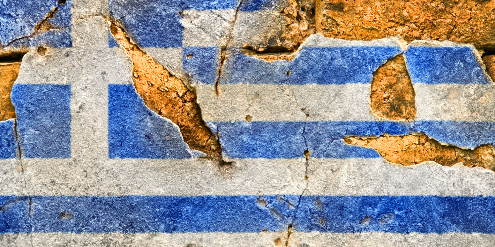 Aufgemalte Flagge Griechenlands auf zerbröckelnder Mauer