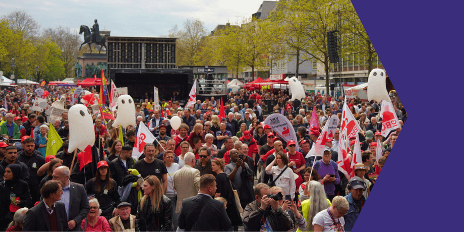 1. Mai 2023 auf dem Kölner Heumarkt: dichtgedrängte Menge von Menschen mit Gewerkschaftsfahnen