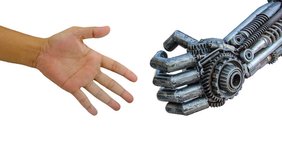 Menschlicher Arm reicht Roboter Arm die Hand