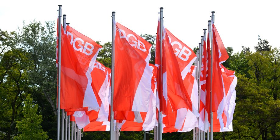 Fahnen mit DGB-Logo im Wind