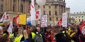 Demonstrierende mit Transparenten sowie ver.di- und GEW-Fahnen; Warnstreik in der Tarifrunde Öffentlicher Dienst der Länder, 26. Februar 2019 in Berlin