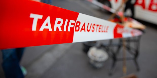 Absperrband: Tarif-Baustelle in Karlsruhe