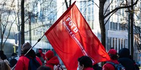 Gewerkschafter mit roter FGTB Fahne