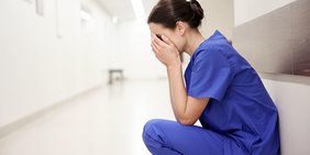 Weinende Pflegerin Krankenchwester im Krankenhausflur