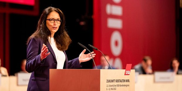 Yasmin Fahimi am Redepult Grundsatzrede 2022