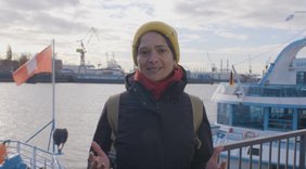 DGB-Bezirksvorsitzende Tanja Chawla im Hamburger Hafen