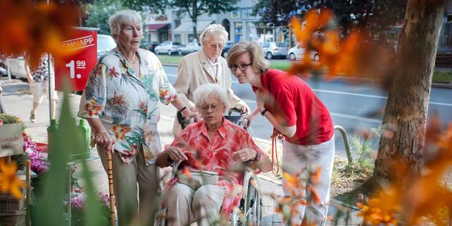 Pflegekraft mit drei älteren Damen