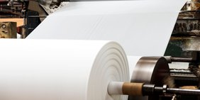 Papierrolle in der Papierproduktion