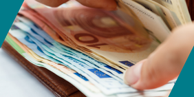 Hand an offener Geldbörse mit Euro-Scheinen