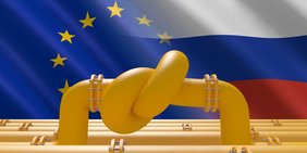 Flaggen der Europäischen Union und Russland hinter einer gelben verknoteten Gaspipeline