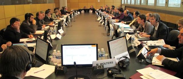 Drittes Deutsch-Französisches Gewerkschaftsforum in Paris:VertreterInnen der Gewerkschaften sitzen am runden Tisch in der Friedrich-Ebert-Stiftung in Paris 