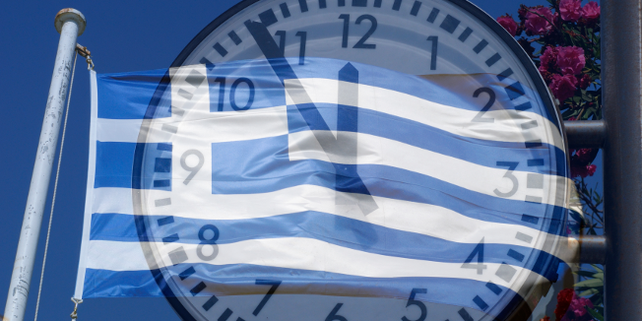 Fahne Griechenland vor Uhr "Fünf vor zwölf"