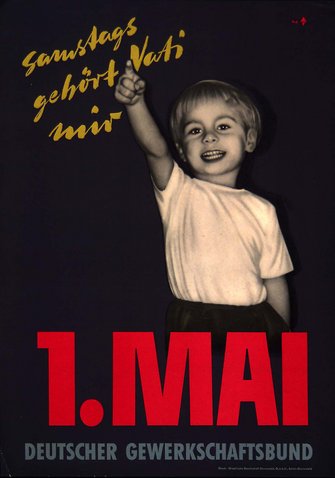 Maiplakat 1956. Motiv: Ein kleiner fröhlicher Junge zeigt mit dem Finger nach oben. Text oben in gelber Schreibschrift: "Samstag gehört Vati mir" Text unten:"1. Mai Deutscher Gewerkschaftsbund"