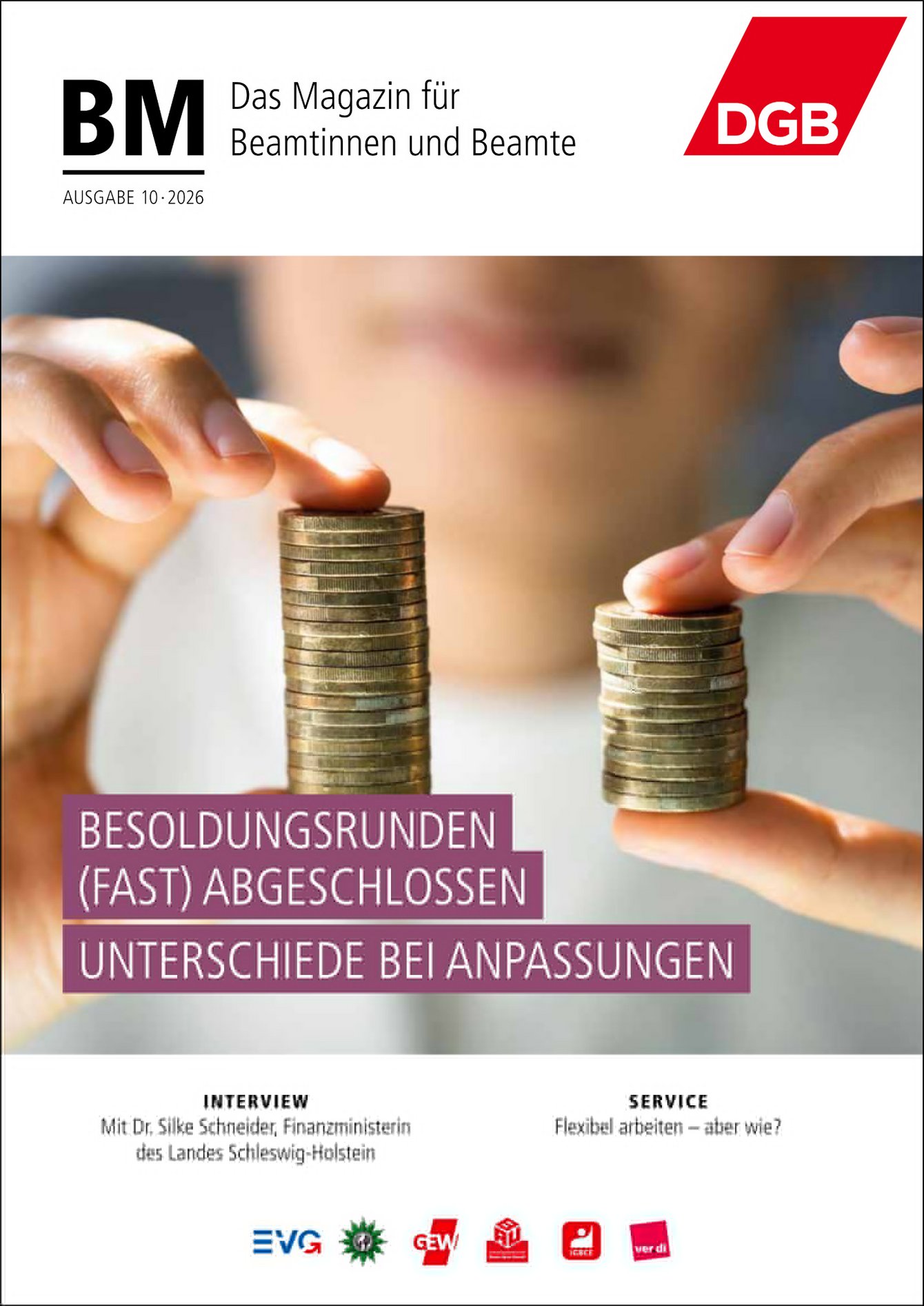 Titelseite der Oktober-Ausgabe 2026 des DGB-Magazins „BM – Das Magazin für Beamtinnen und Beamte“. Das Titelbild zeigt eine Person, die mit beiden Händen unterschiedlich hohe Münzstapel berührt. Die Hauptüberschrift lautet: „Besoldungsrunden (fast) abgeschlossen unterschiede bei Anpassungen“. Weitere Themen sind ein Interview mit Dr. Silke Schneider, Finanzministerin des Landes Schleswig-Holstein, sowie der Servicebeitrag „Flexibel arbeiten – aber wie?“. Im oberen rechten Bereich ist das rote DGB-Logo zu sehen, am unteren Rand die Logos der beteiligten Gewerkschaften.