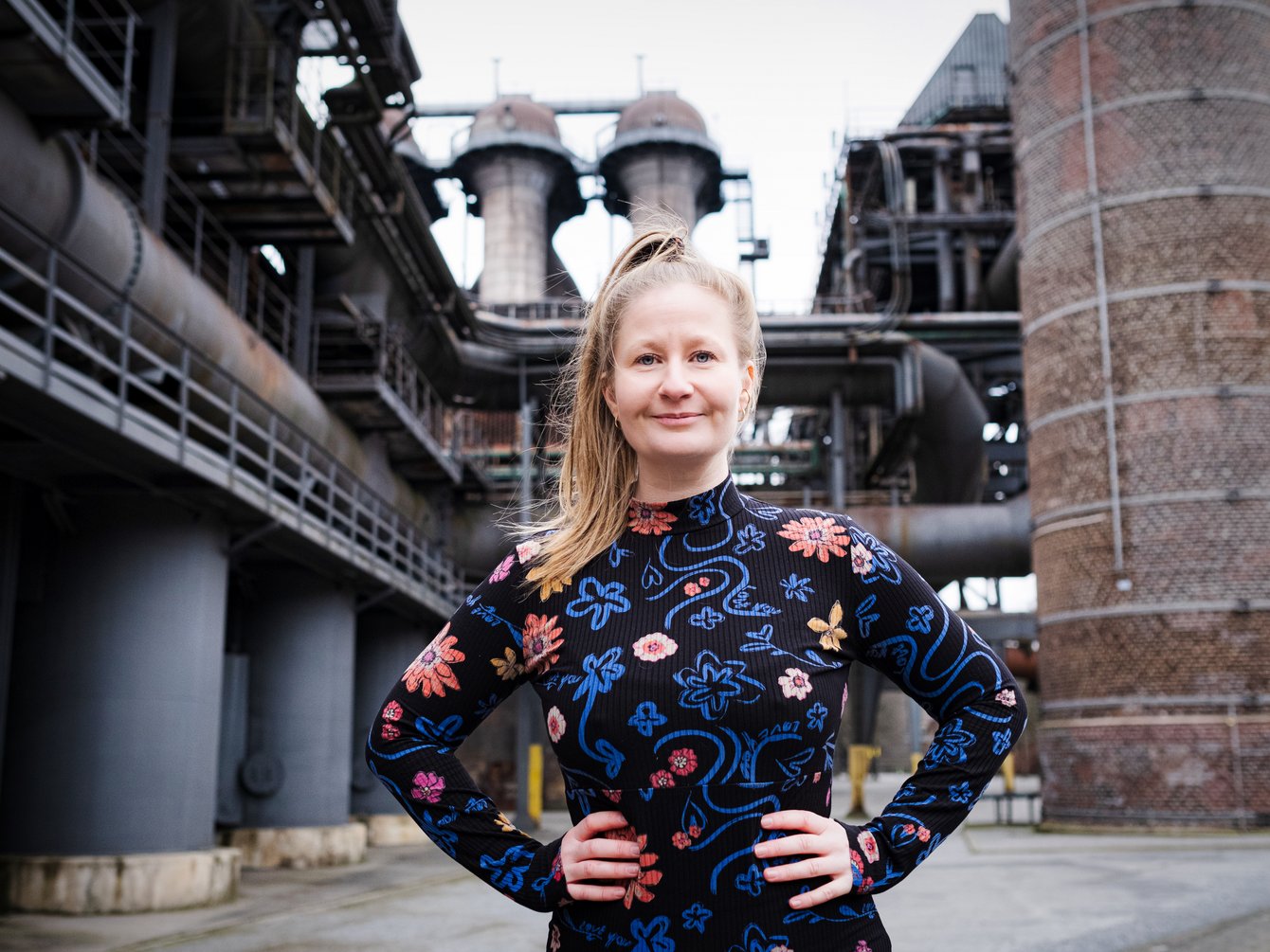 DGB-Bundesjugendsekretärin Nina Krüger steht vor einer Industrieanlage