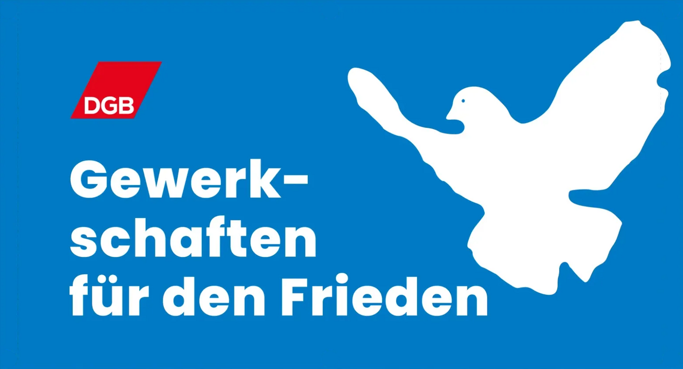 Gewerkschaften für den Frieden – Blaues Banner mit weißer Aufschrift und weißer Friedenstaube, links oben das rote DGB-Logo.